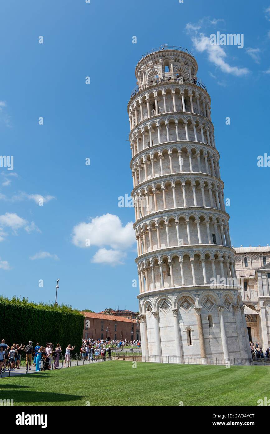 Italie, Pise, 26 juillet 2023. La Tour de Pise est le clocher de la cathédrale notre-Dame de l'Assomption de Pise, en Toscane. Banque D'Images