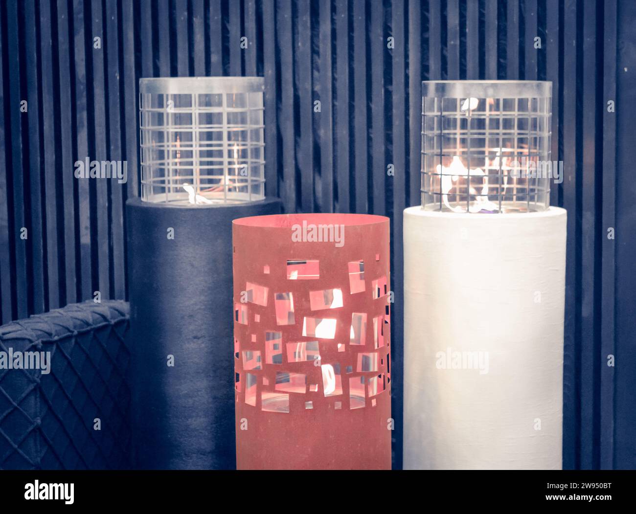Trois biofoyers brûlent sur éthanol gaz gros plan. Biocarburant de montage contemporain sur cheminée à foyer à foyer à foyer à foyer à foyer à éthanol. Technologies alternatives écologiques modernes intelligentes. Design d'intérieur d'une maison à l'intérieur Banque D'Images