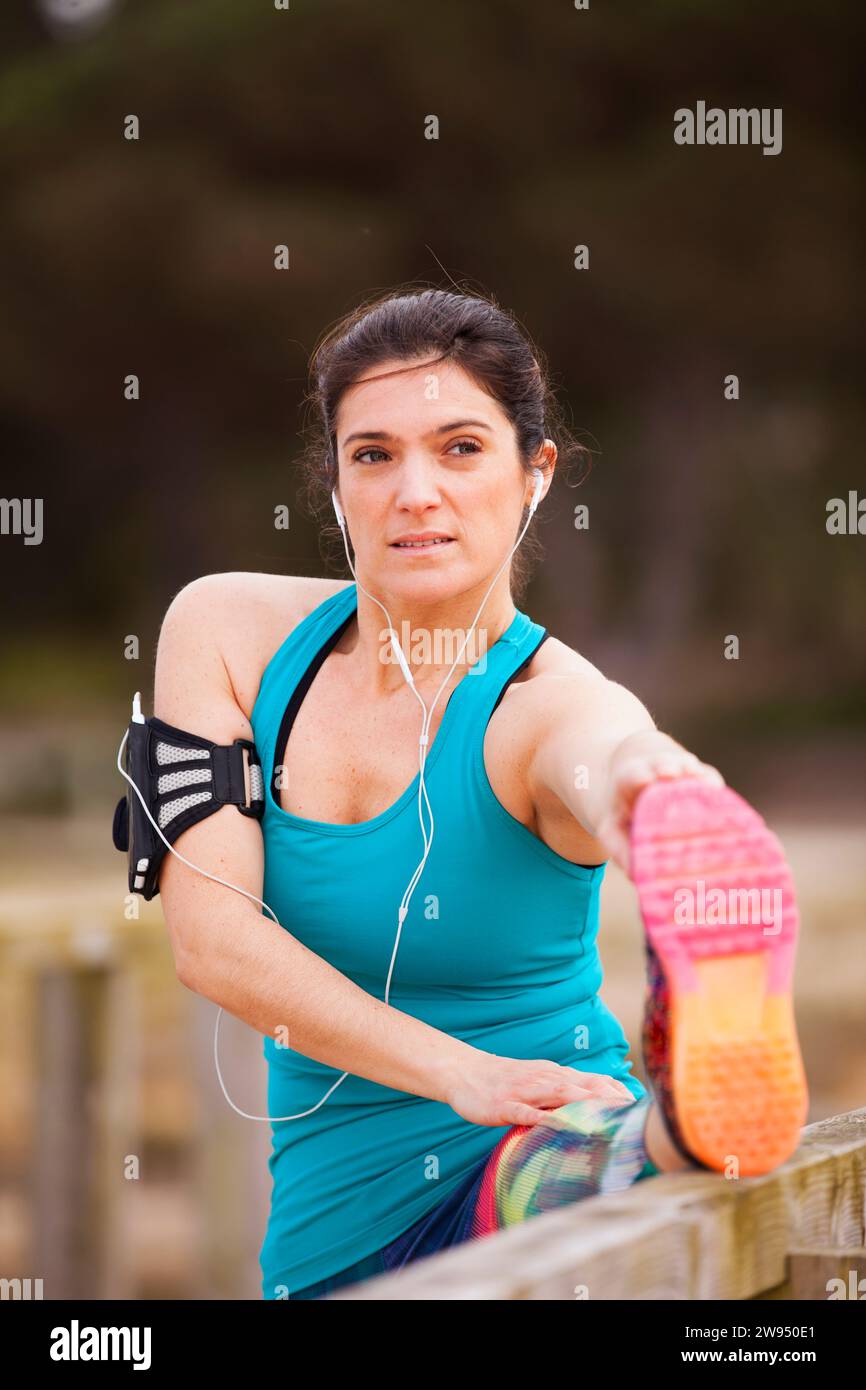 Femme mature exerçant en plein air Banque D'Images