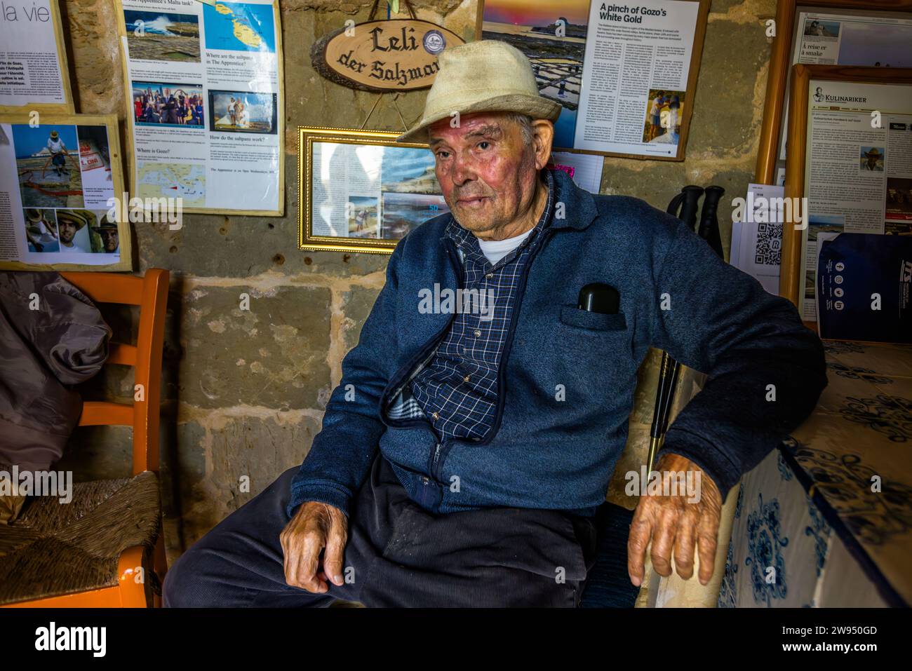 Mario Cini, producteur de sel de Gozo. Sa femme Rose a hérité des marais salants et il est donc devenu saleur. Magasin de sel Leli Tal-Melh à Xwejni près de Marsalforn, Gozo, Malte Banque D'Images