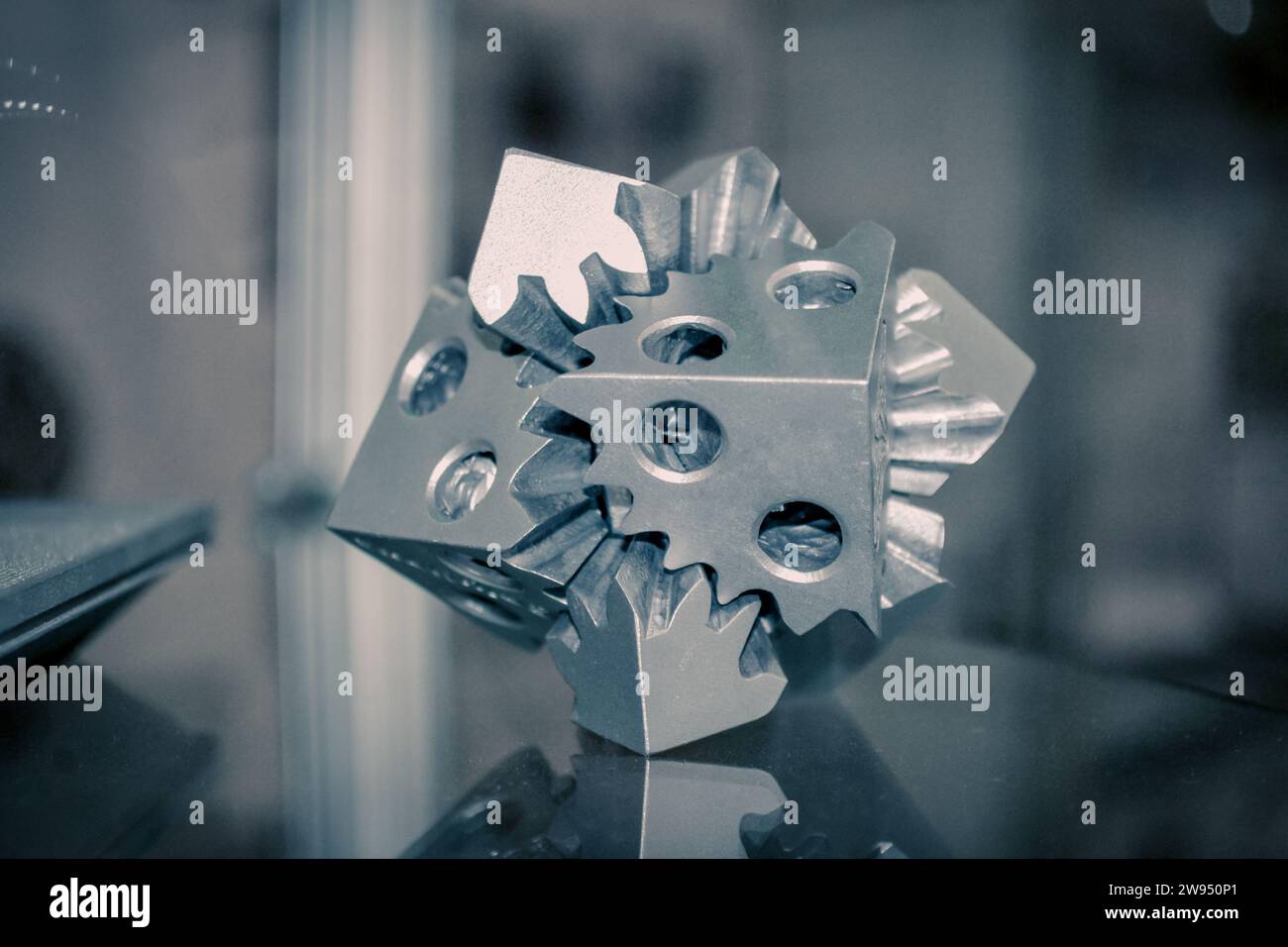 Fusion laser sélective. Objet imprimé sur une imprimante métal 3D. Modèle créé dans la machine de frittage laser. DML, SLM, TECHNOLOGIE SLS. Concept de la révolution industrielle de 4,0. Technologie additive progressive. Banque D'Images