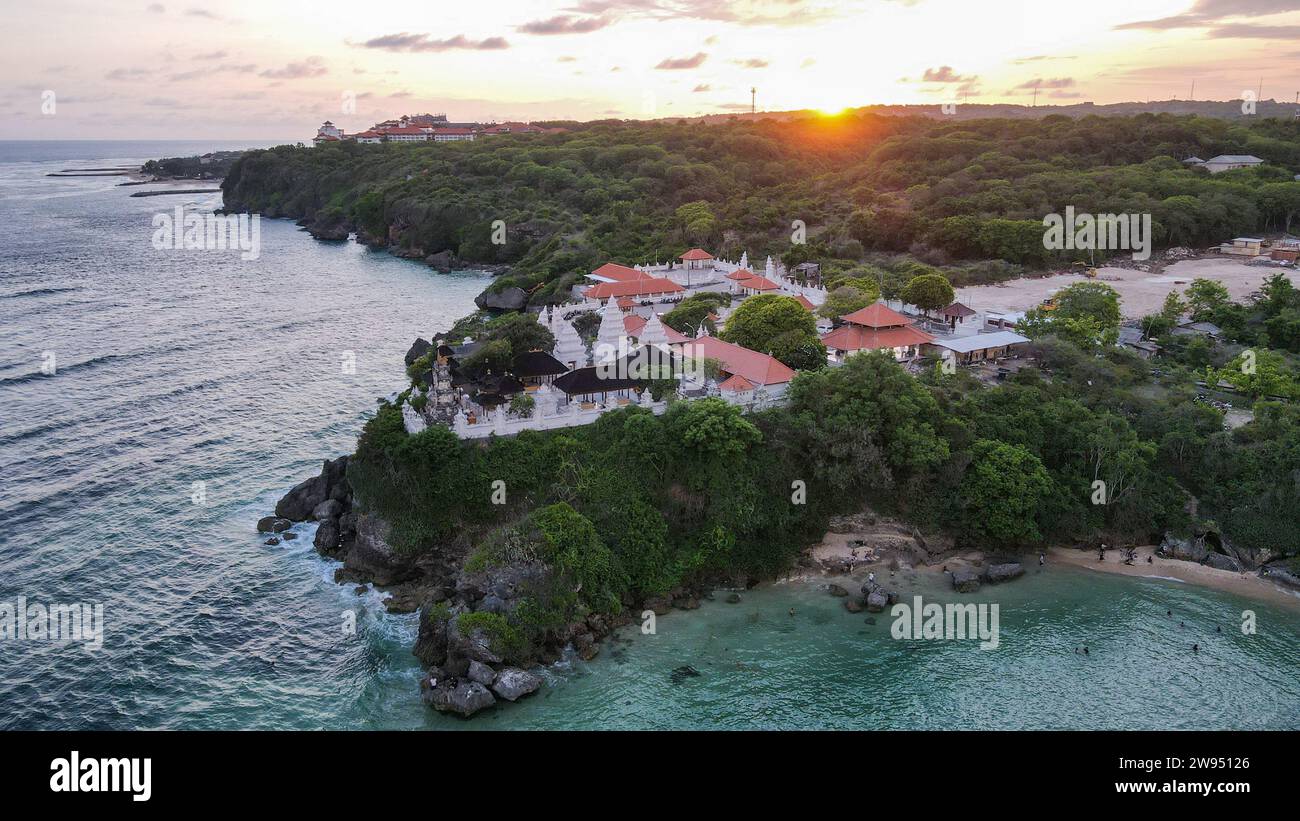 Bali. 24 décembre 2023. Cette photo aérienne prise le 24 décembre 2023 montre le paysage du coucher de soleil près de la plage de Nusa Dua à Bali, une célèbre destination touristique de l'Indonésie. Crédit : Xu Qin/Xinhua/Alamy Live News Banque D'Images