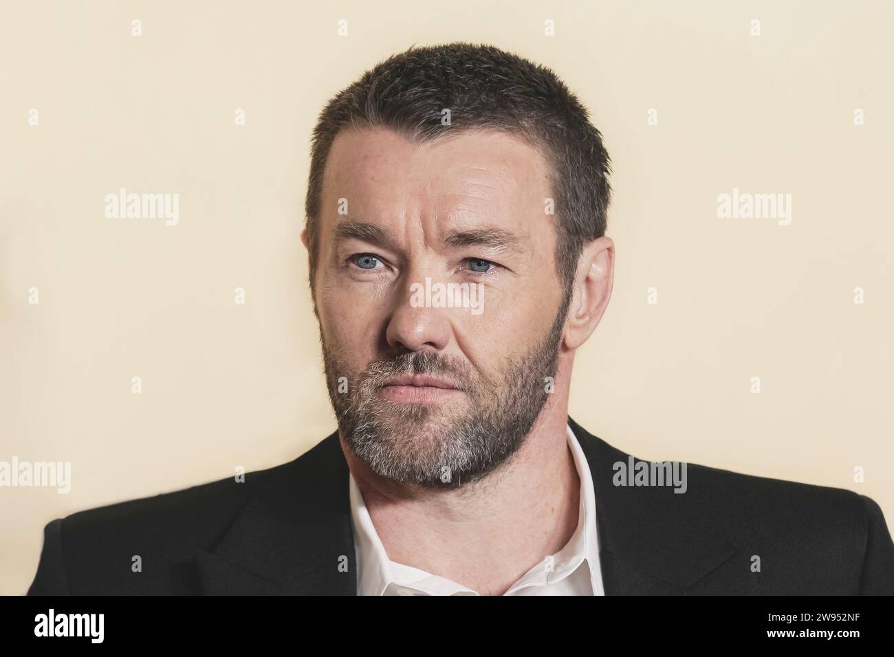 Joel Egerton, acteur et cinéaste australien assiste à la première de « The Boys in the Boat », close up of face, Londres, Royaume-Uni Banque D'Images