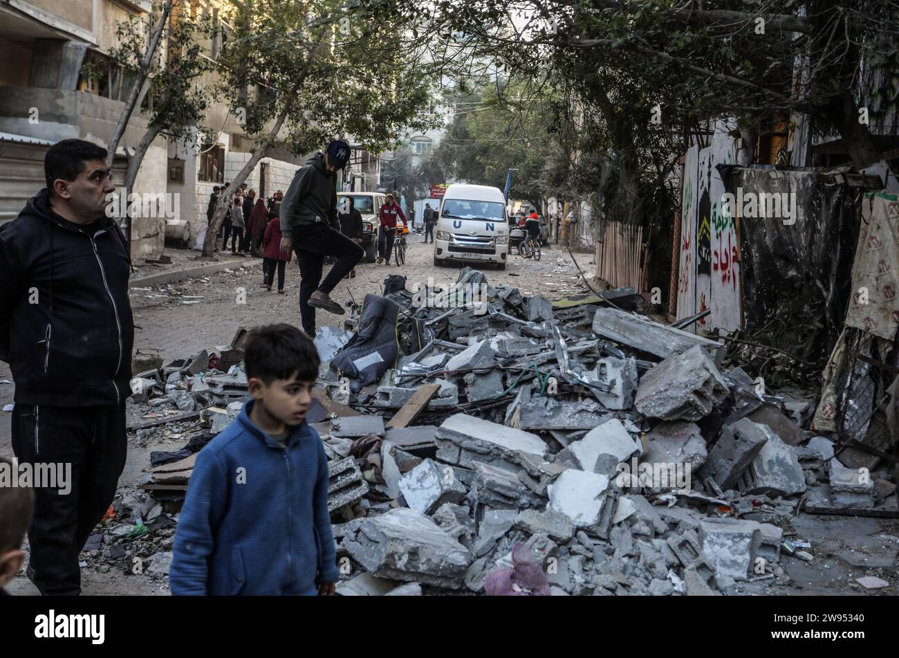 Rafah, Territoires palestiniens. 24 décembre 2023. Des Palestiniens inspectent un bâtiment détruit appartenant à la famille Abu Al-AWF après une frappe aérienne israélienne sur Rafah, dans le sud de la bande de Gaza. Deux personnes ont été tuées à l'intérieur. Crédit : Abed Rahim Khatib/dpa/Alamy Live News Banque D'Images