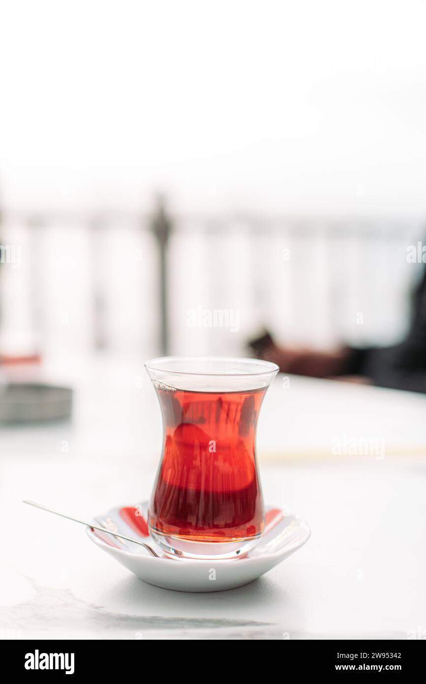 Tasse à thé en verre avec un thé rouge chaud sur la table à Istanbul, Turquie Banque D'Images