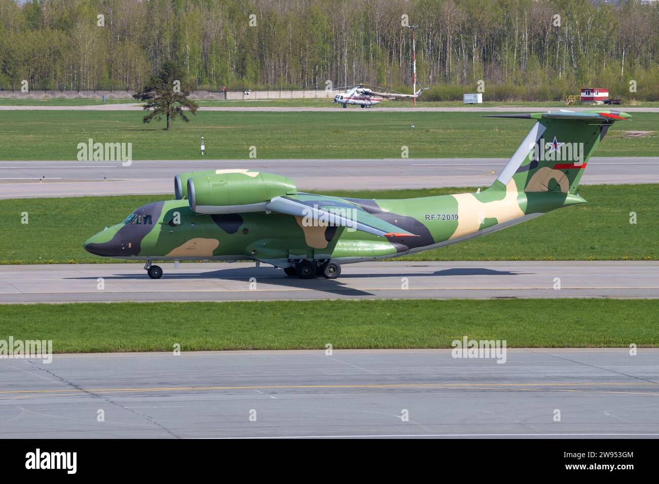 SAINT-PÉTERSBOURG, RUSSIE - 20 MAI 2022 : avion de transport militaire russe an-72P (RF -72019) sur la voie de circulation par une journée ensoleillée de mai. Aéroport de Pulkovo Banque D'Images