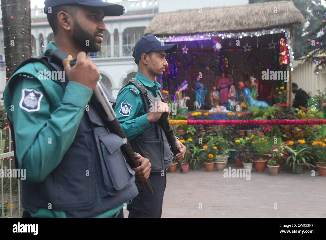 Dhaka Bangladesh 24 décembre 2023, police sur la garde Église Kakrail à Dhaka après la préparation de Noël, l'une des plus grandes fêtes chrétiennes o Banque D'Images