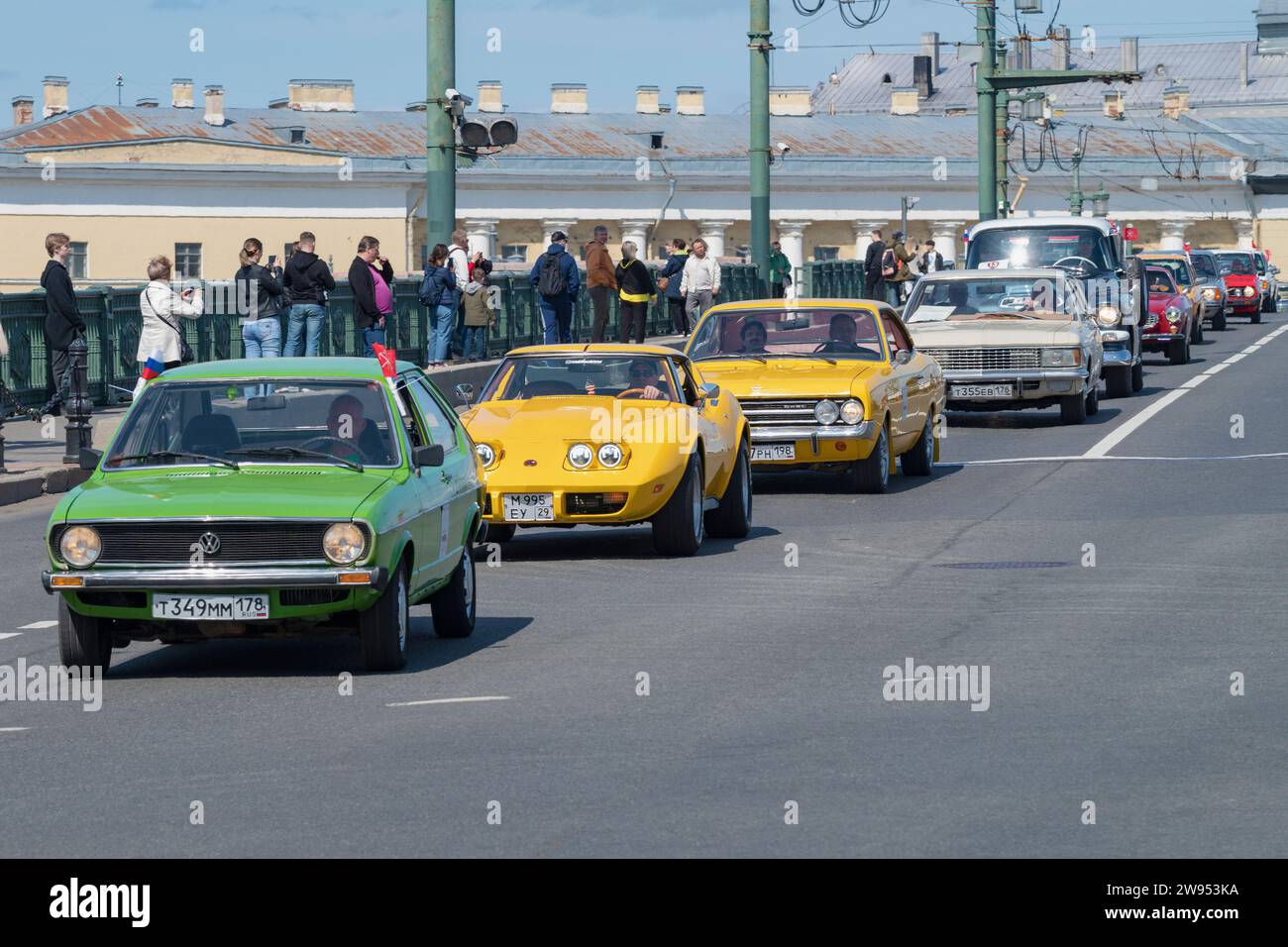 ST. PETERSBURG, RUSSIE - 20 MAI 2023 : convoi de voitures anciennes des années 70 du XXe siècle sur le défilé du transport rétro. Fête internationale Banque D'Images