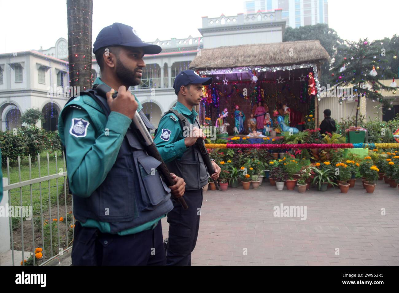 Dhaka Bangladesh 24 décembre 2023, police sur la garde Église Kakrail à Dhaka après la préparation de Noël, l'une des plus grandes fêtes chrétiennes o Banque D'Images