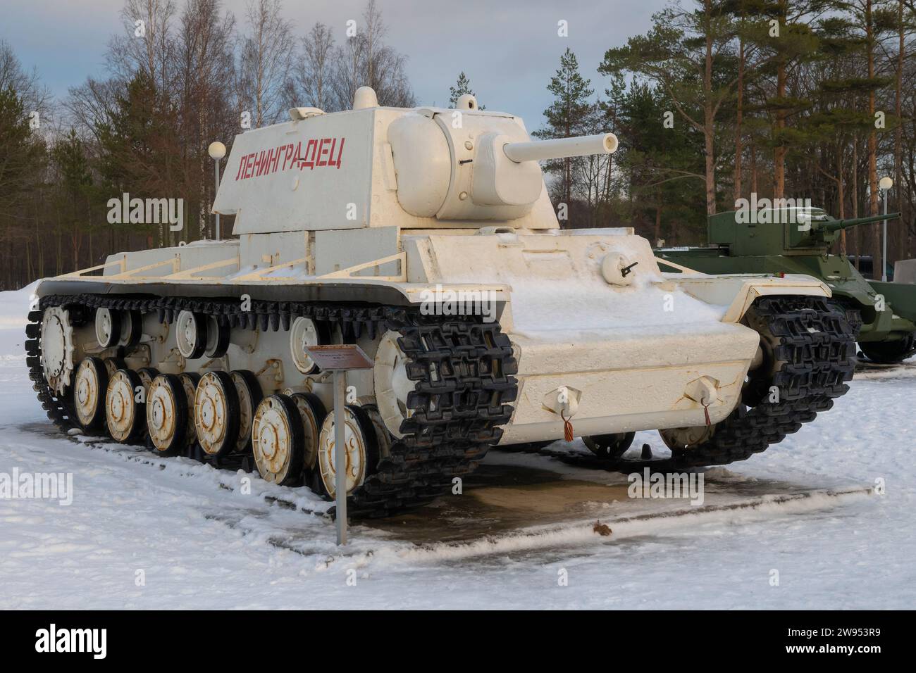 KIROVSK, RUSSIE - 18 DÉCEMBRE 2023 : char lourd soviétique KV-1 'Leningradets' en gros plan de peinture blanche d'hiver un matin de décembre. Exposition ouverte de Th Banque D'Images