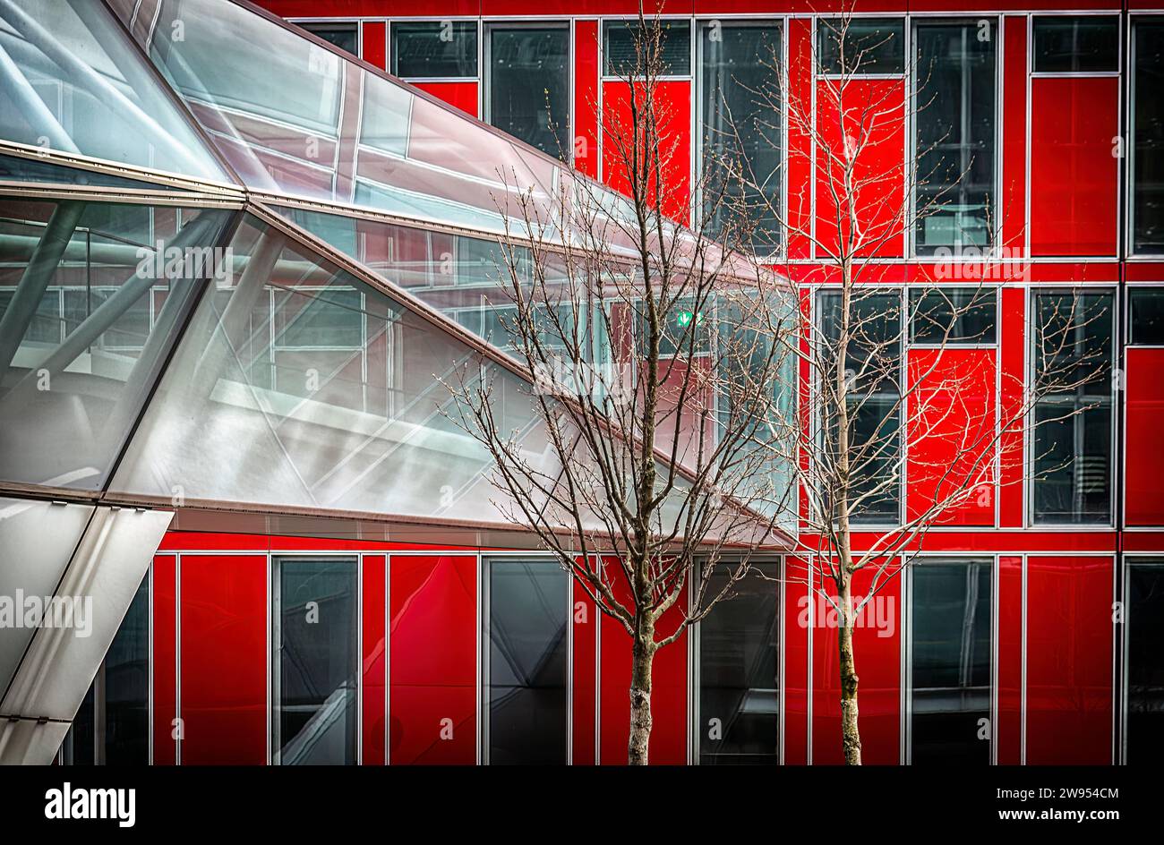 Immeuble de bureaux rouge et son pont à Düsseldorf Banque D'Images