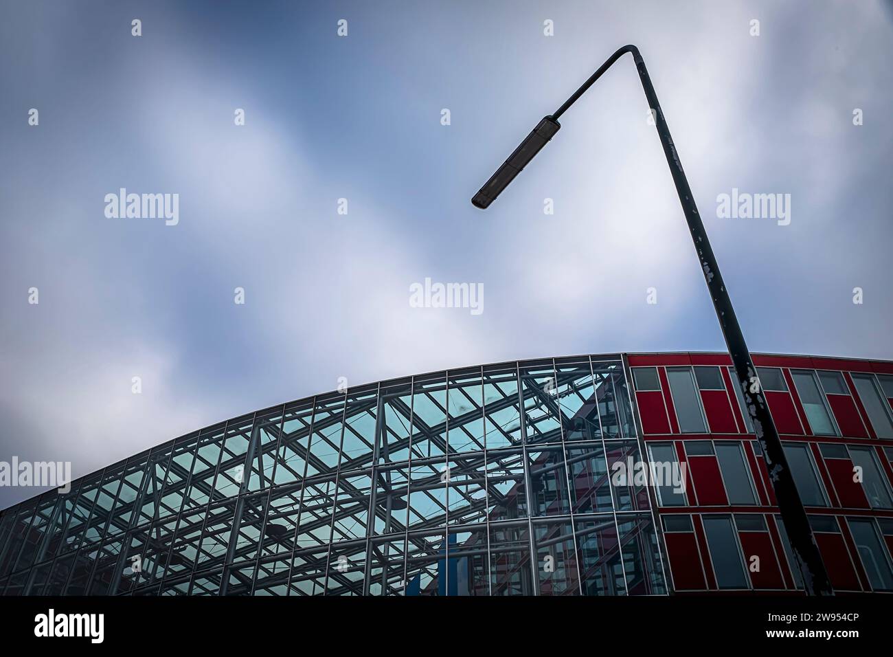 Immeuble de bureaux rouge avec fenêtres abstraites en combinaison avec un lampadaire, port de médias de Düsseldorf Banque D'Images