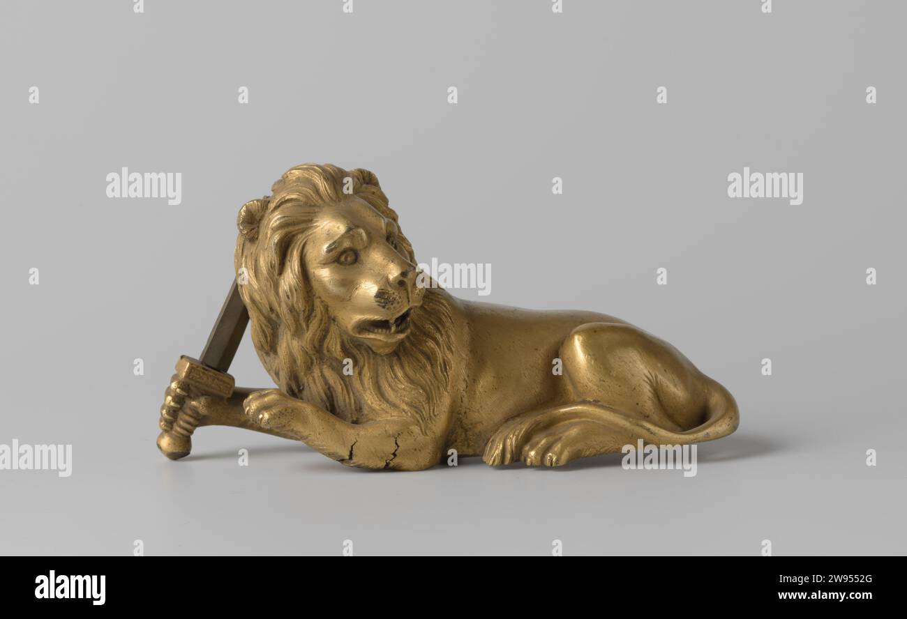 Lion d'état-major couronnant un étalon de l'armée néerlandaise au moment du soulèvement belge, c. 1800 - c. 1832 décorations métalliques d'une bannière ou étalon consistant en un lion avec une épée sur un bloc. L'épée a été brisée. Ornement de bâtons. Fer néerlandais (métal). Dorure (matériau) dorure pays-Bas. Belgique Banque D'Images