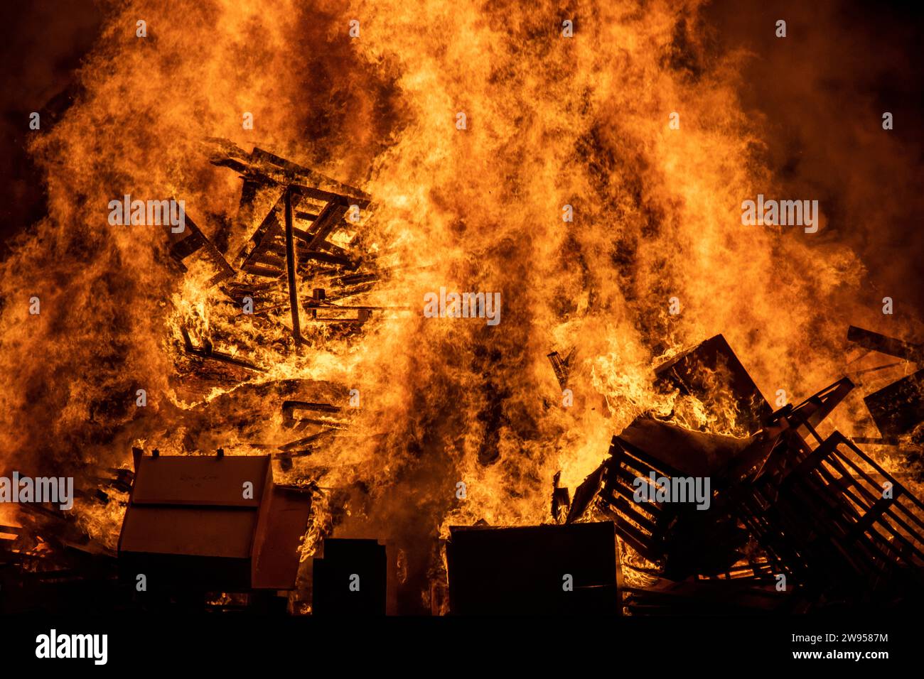 Grand feu de joie brûlant dans l'obscurité Banque D'Images