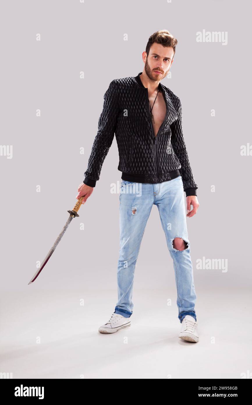 Jeune guerrier tenant une épée ninja Banque D'Images