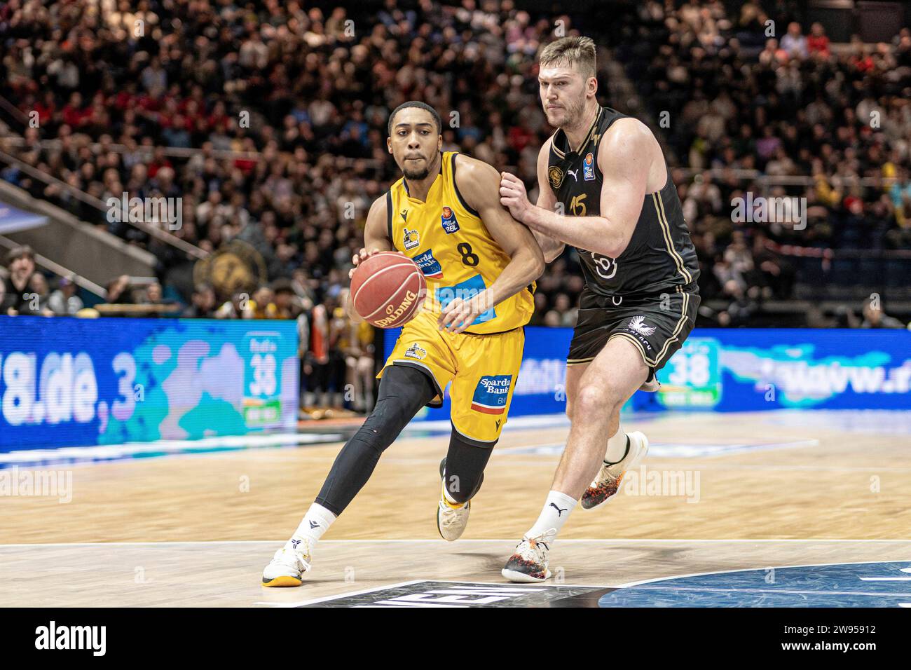 Braunschweig, Deutschland. 24 décembre 2023. Braunschweig, Deutschland 23. Dezember 2023 : 1.BBL - 2023/2024 - Basketball Löwen Braunschweig vs. MHP Riesen Ludwigsburg im Bild : v. li. im Zweikampf Jaren Lewis (Riesen Ludwigsburg) und Martin Peterka (Braunschweig), crédit : dpa/Alamy Live News Banque D'Images