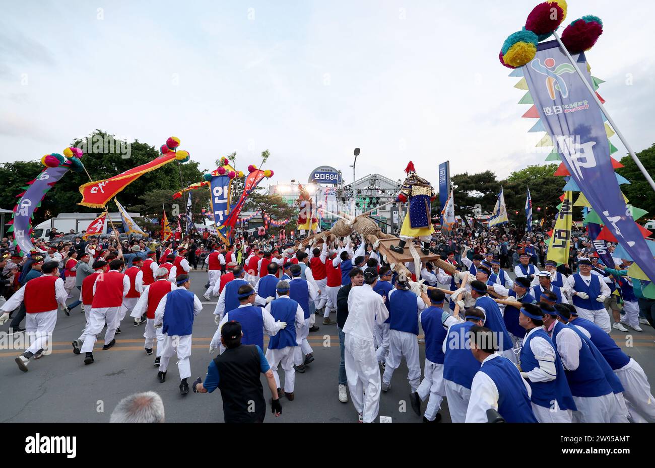 En mai 2023, lors d'un événement culturel organisé à Andong, Gyeongsangbuk-do, Corée, 'chajeonnori' est présenté. Chajeonnori est un AS culturel intangible coréen Banque D'Images