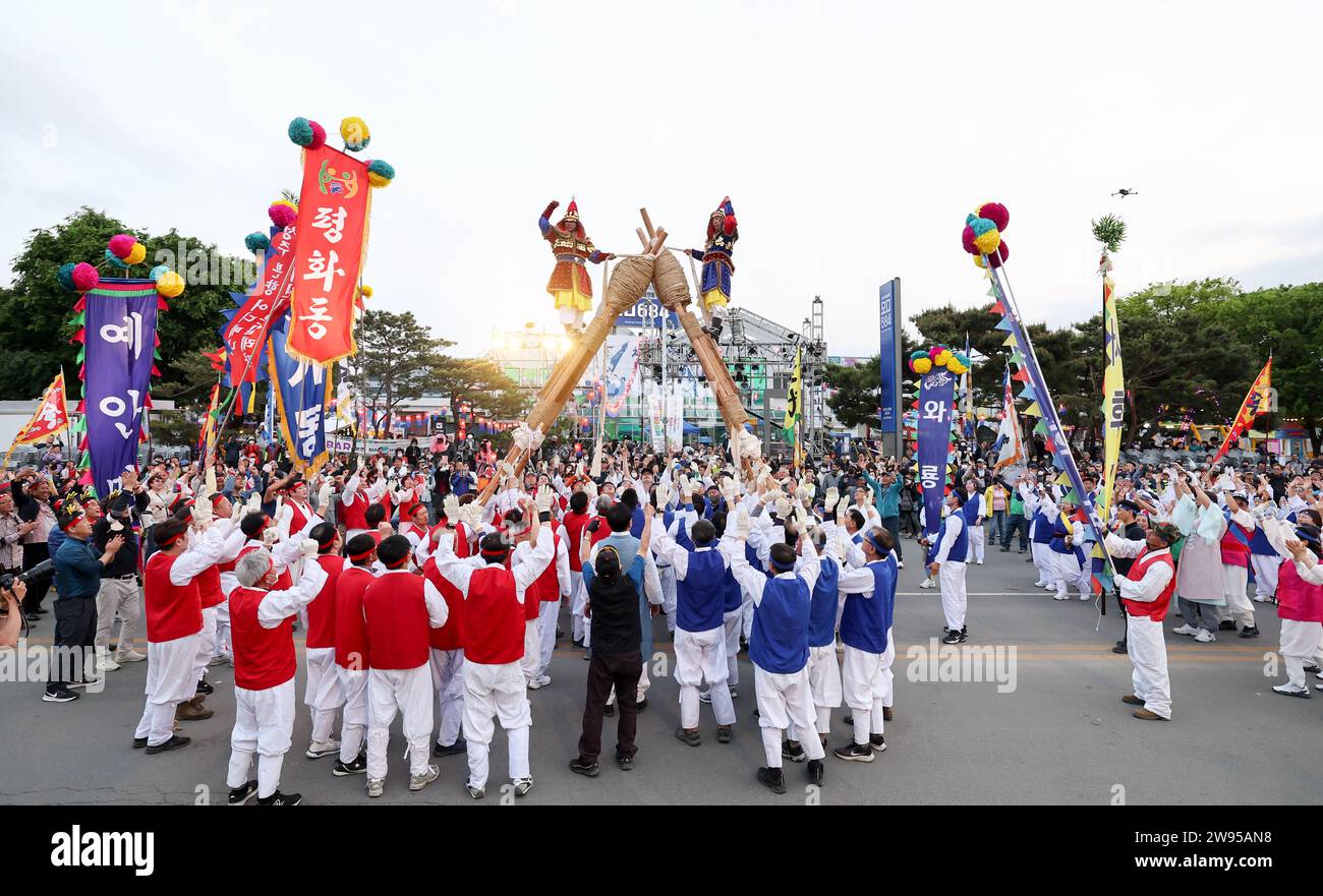 En mai 2023, lors d'un événement culturel organisé à Andong, Gyeongsangbuk-do, Corée, 'chajeonnori' est présenté. Chajeonnori est un AS culturel intangible coréen Banque D'Images