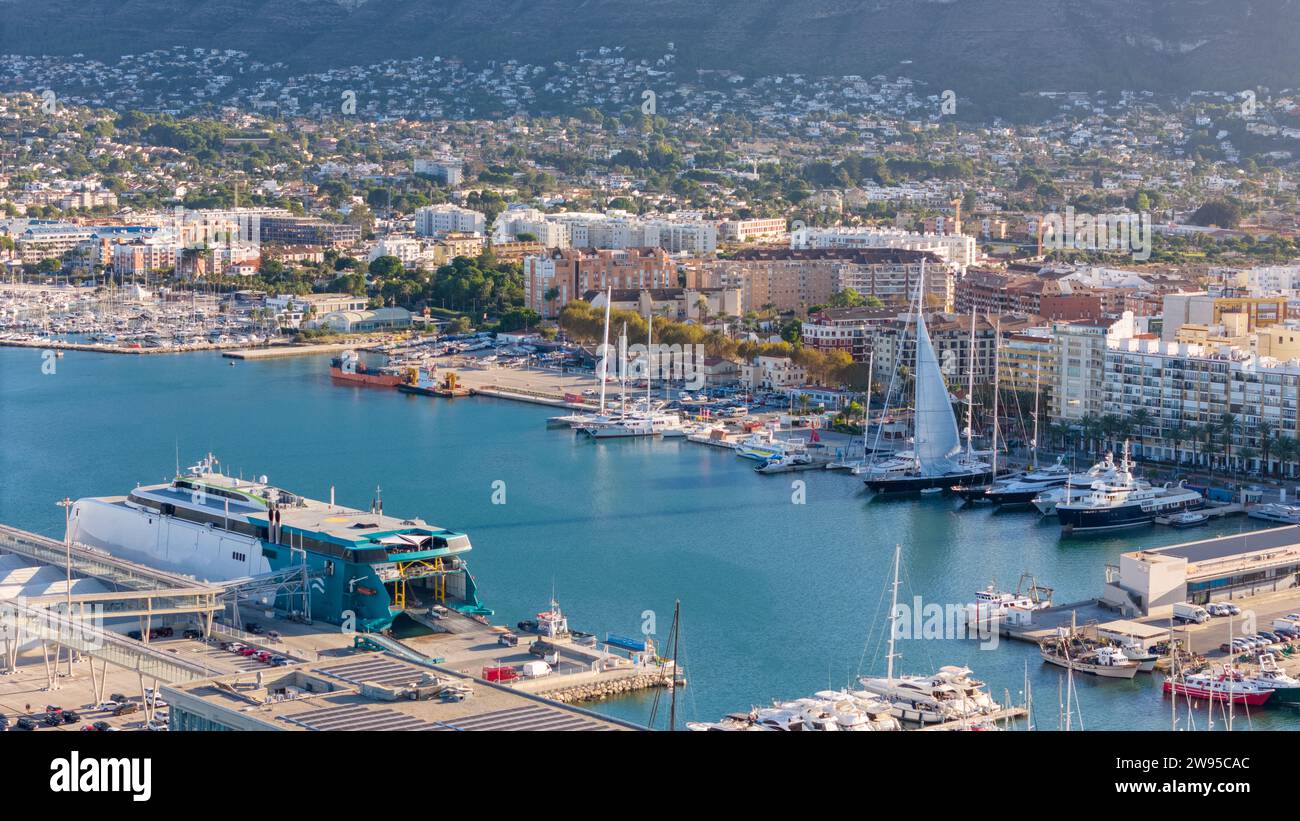 Photo aérienne drone du port dans la ville côtière nommée Denia, qui est située sur la Costa Blanca Espagne. Banque D'Images