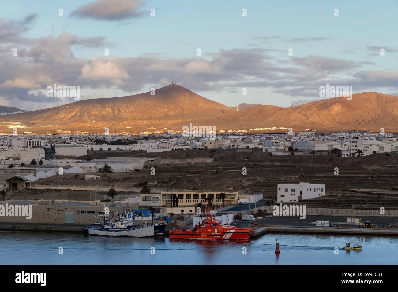 Vue sur le port de croisière et le port de Muelle de Cruseros, Arrecife, Lanzarote, îles Canaries, Espagne Banque D'Images