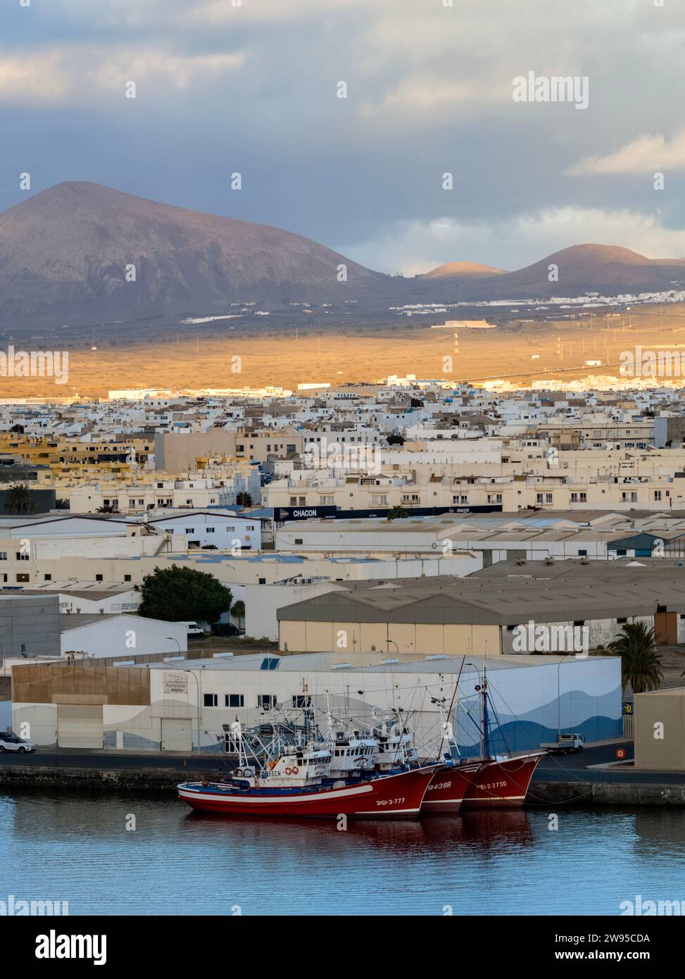 Vue sur le port de croisière et le port de Muelle de Cruseros, Arrecife, Lanzarote, îles Canaries, Espagne Banque D'Images