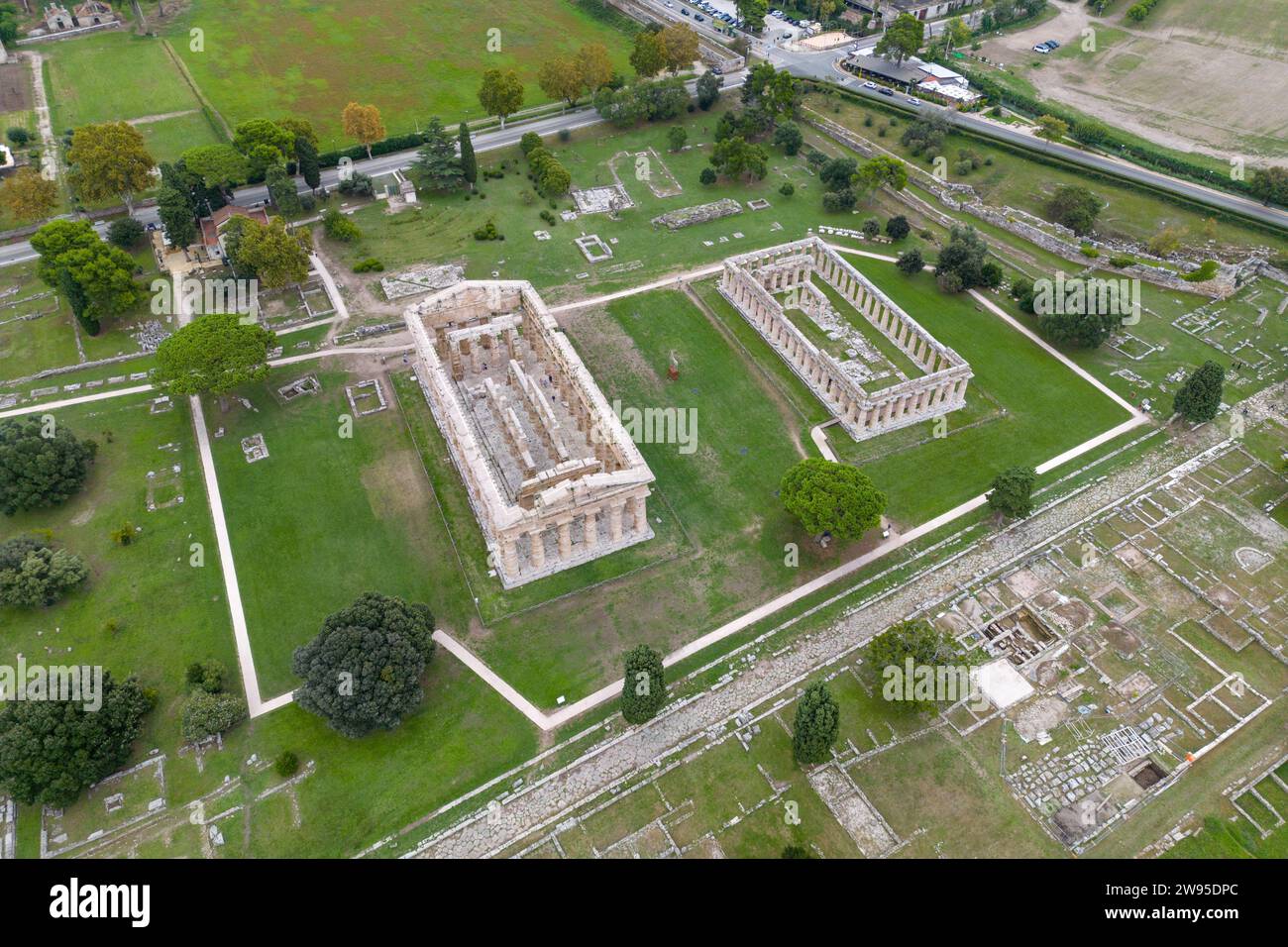 Photo aérienne drone des vieilles ruines de Paestum, Italie. Il y a un vieux temple grec. Banque D'Images
