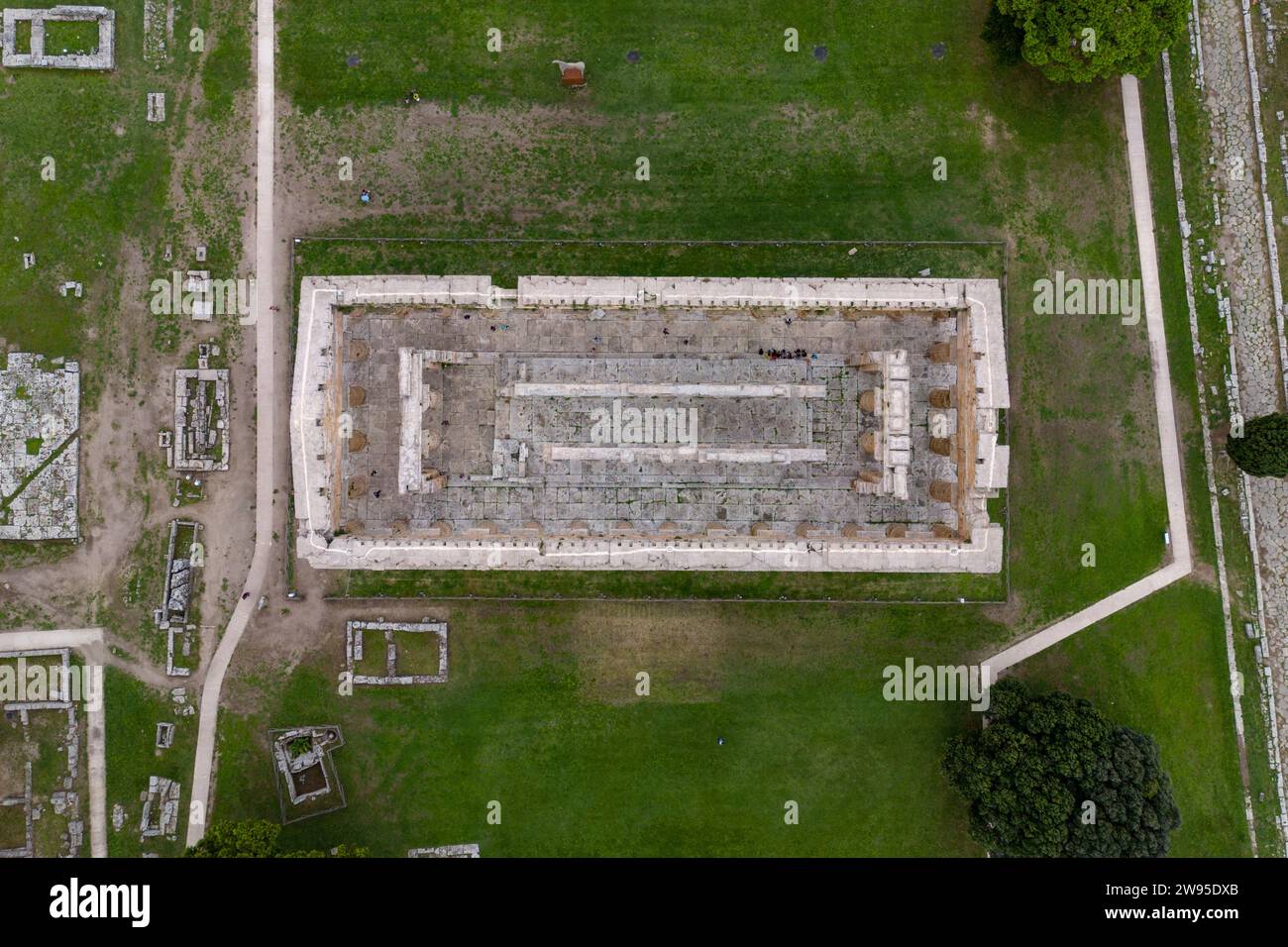 Photo aérienne drone des vieilles ruines de Paestum, Italie. Il y a un vieux temple grec. Banque D'Images