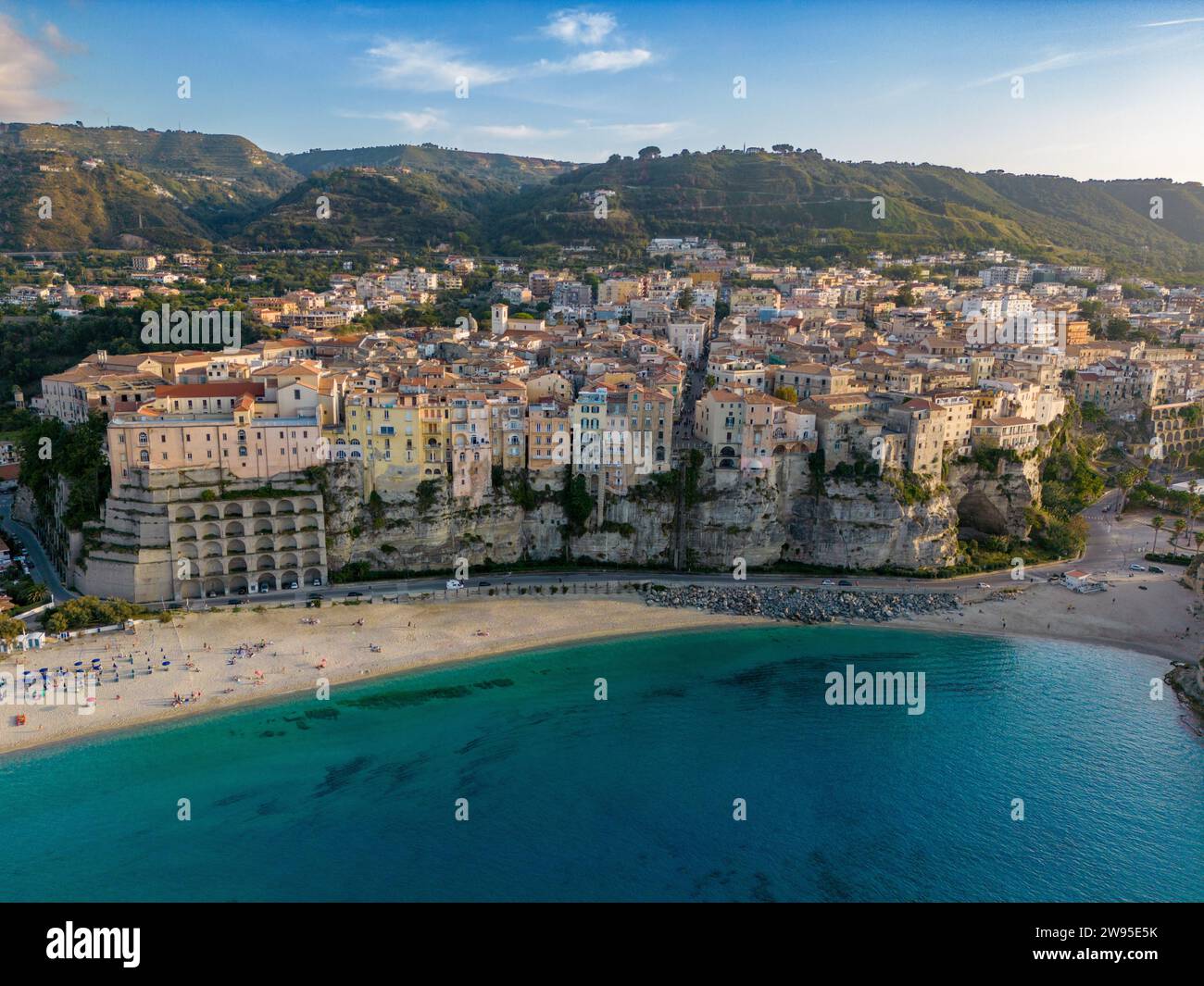 Photo aérienne drone de la ville côtière nommée Tropea. Tropea est situé en Calabre, dans le sud de l'Italie. Il y a des maisons directement sur les falaises et la plage. Banque D'Images