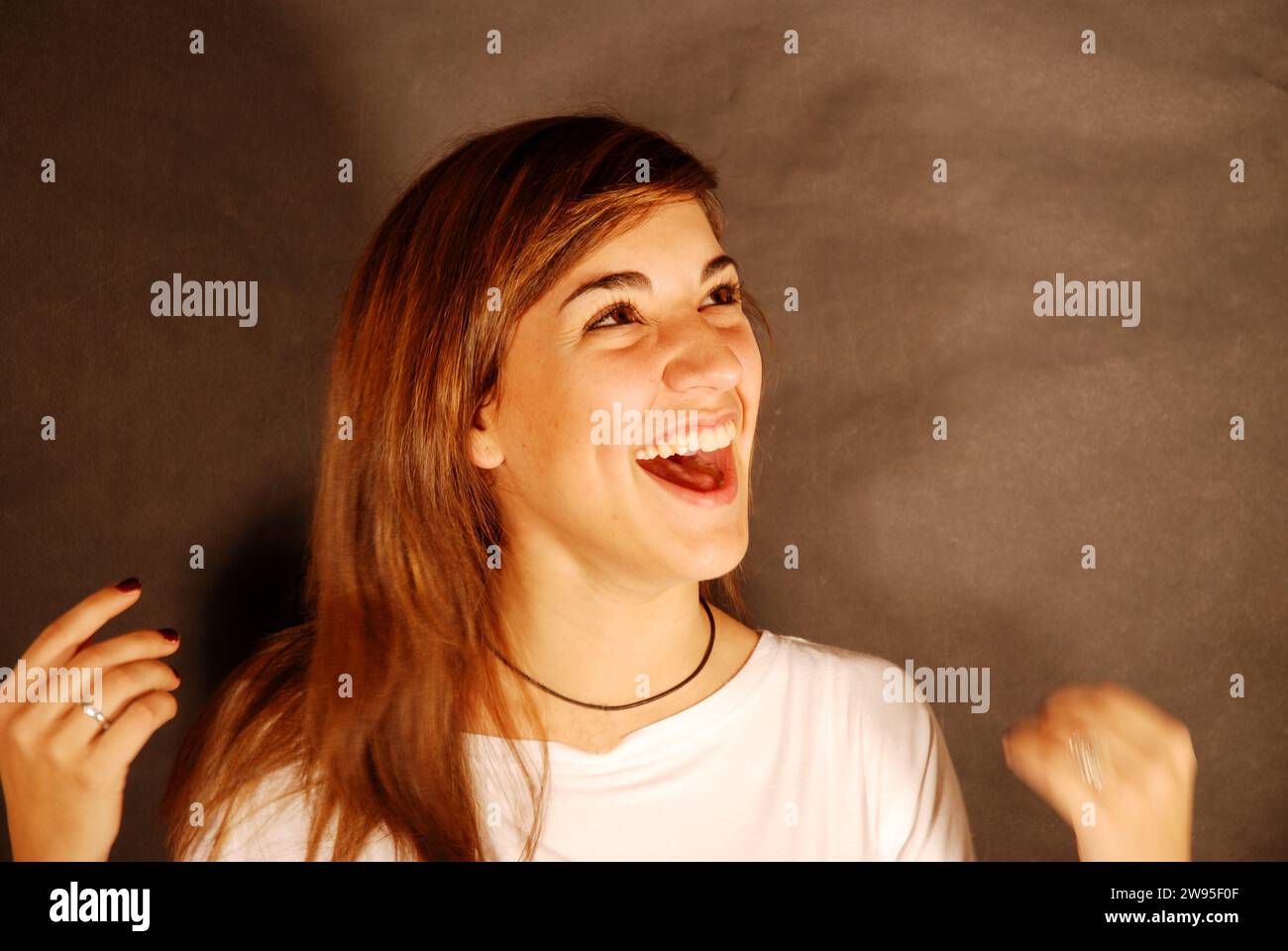 Jeune femme en riant et en haut. Banque D'Images