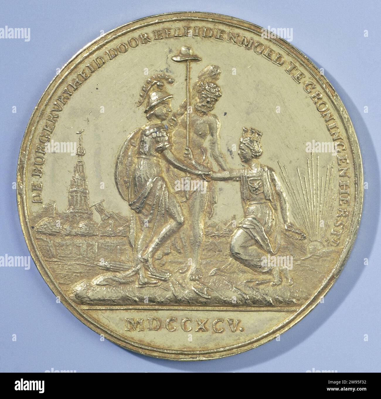 Commite révolutionnaire à Groningue, Penning décerné à Antonius van Peer, membre du Comité, Anonyme, médaille d'or 1795. Devant : aider conjointement Herkules et Minerva sur ses genoux couchés avec une couronne, représentant Groningue, debout ; dans sa main droite, elle garde le chapeau de la liberté sur la lance, à gauche une couronne de chêne ; il y a l'aviron cassé et le joug sur ses pieds; en arrière-plan de la tour Martini et du soleil levant en arrière-plan ; coupe : année. Revers : inscription Groningen or (métal) frappant (travail des métaux) / gravure Groningen Banque D'Images