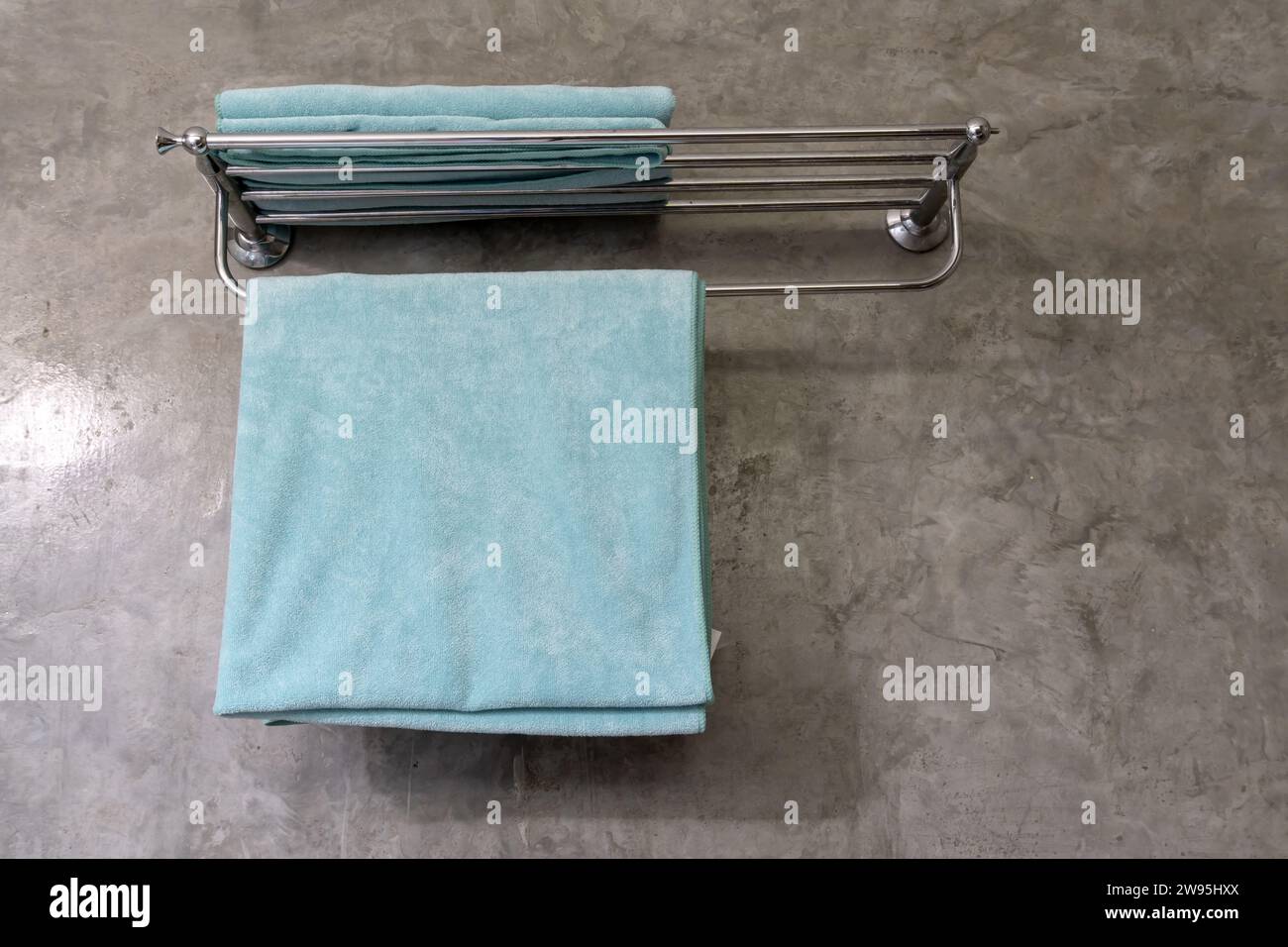 La serviette bleue est suspendue sur le cintre dans les toilettes de la station ou les toilettes préparées pour les clients. Banque D'Images