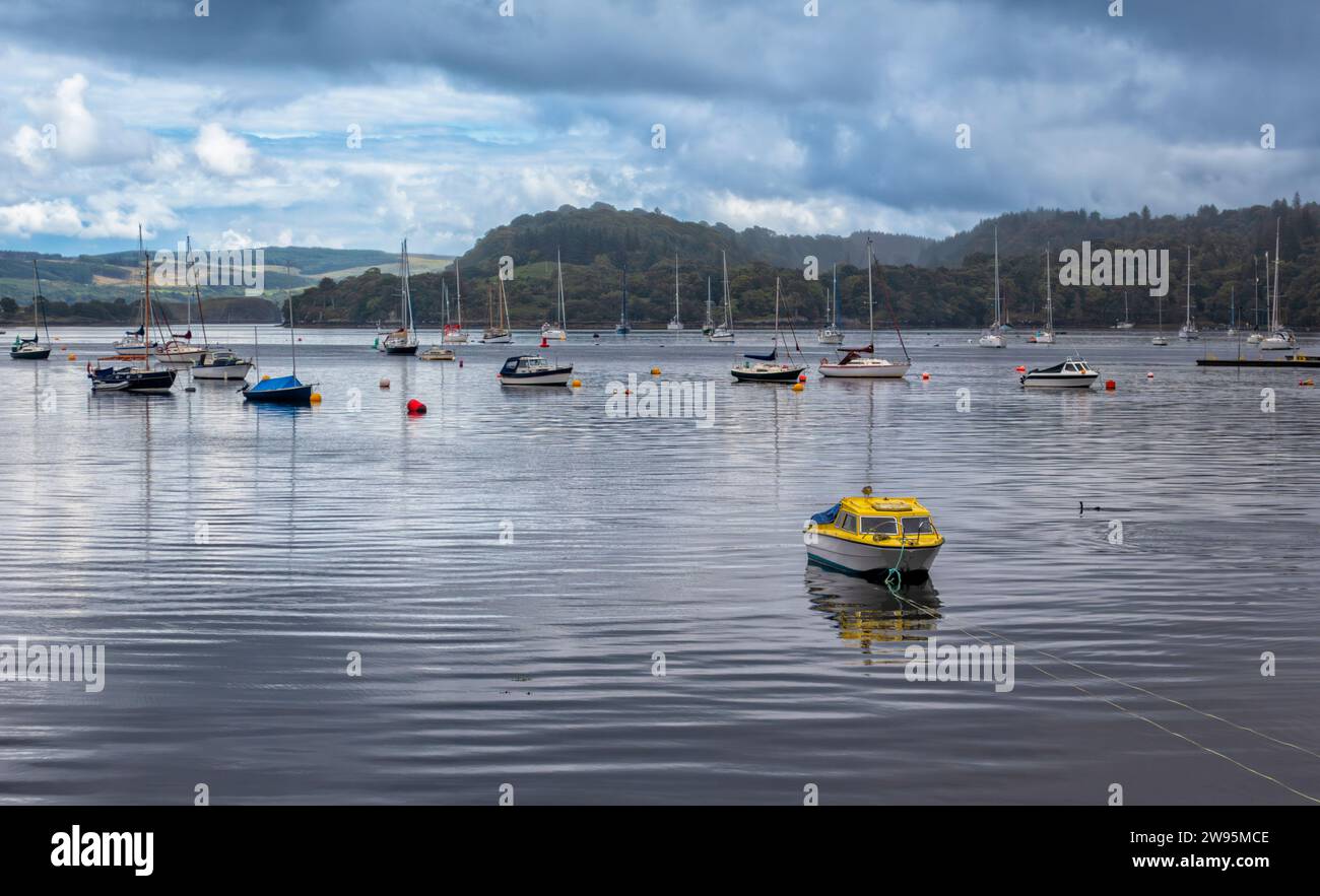 Bateaux amarrés dans la baie de Tobermory ; île de Mull ; Hébrides intérieures ; Écosse ; Royaume-Uni Banque D'Images