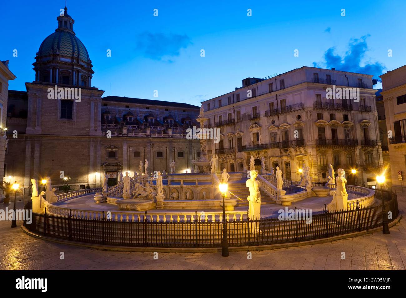 La fontaine prétorienne sur la Piazza Pretoria et la mairie de Palerme en Sicile, Italie Banque D'Images