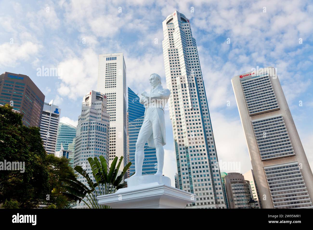Statue de Sir Stamford Raffles et horizon de Singapour, Asie du Sud-est Banque D'Images