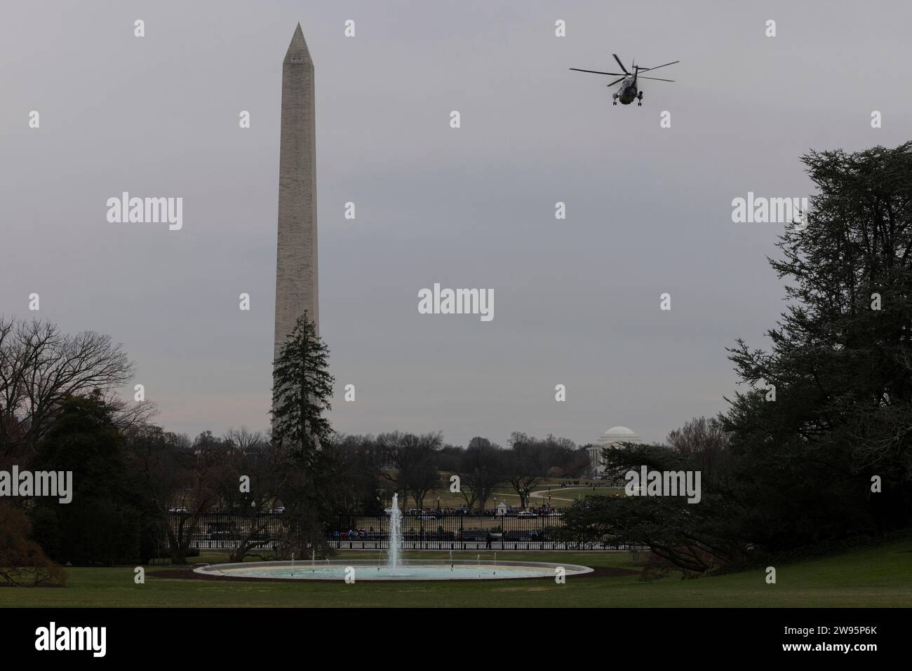 Marine One transportant le président des États-Unis Joe Biden quitte la pelouse sud de la Maison Blanche à Washington, DC en route pour Camp David, la retraite présidentielle près de Thurmont, Maryland, le samedi 23 décembre 2023. Crédit : Julia Nikhinson/Pool via CNP Banque D'Images