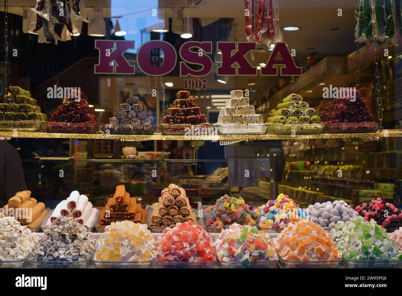 Istanbul, Turquie - 10 décembre 2023 : différents types de bonbons turcs au magasin Koska. KOSKA le célèbre producteur turc de confiserie si Banque D'Images