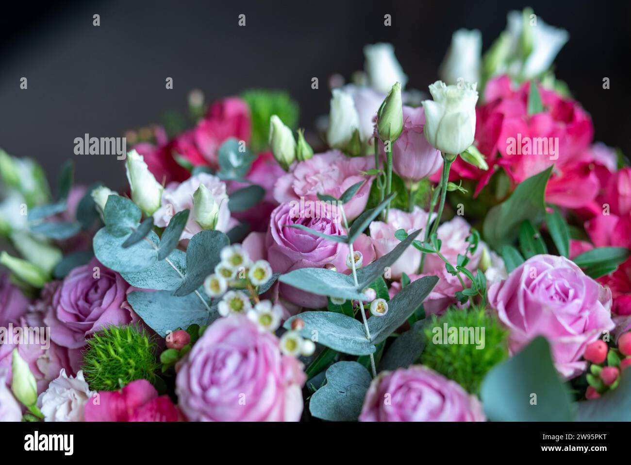 Un bouquet coloré de fleurs différentes, des fleurs de différentes formes, couleurs et tailles Banque D'Images