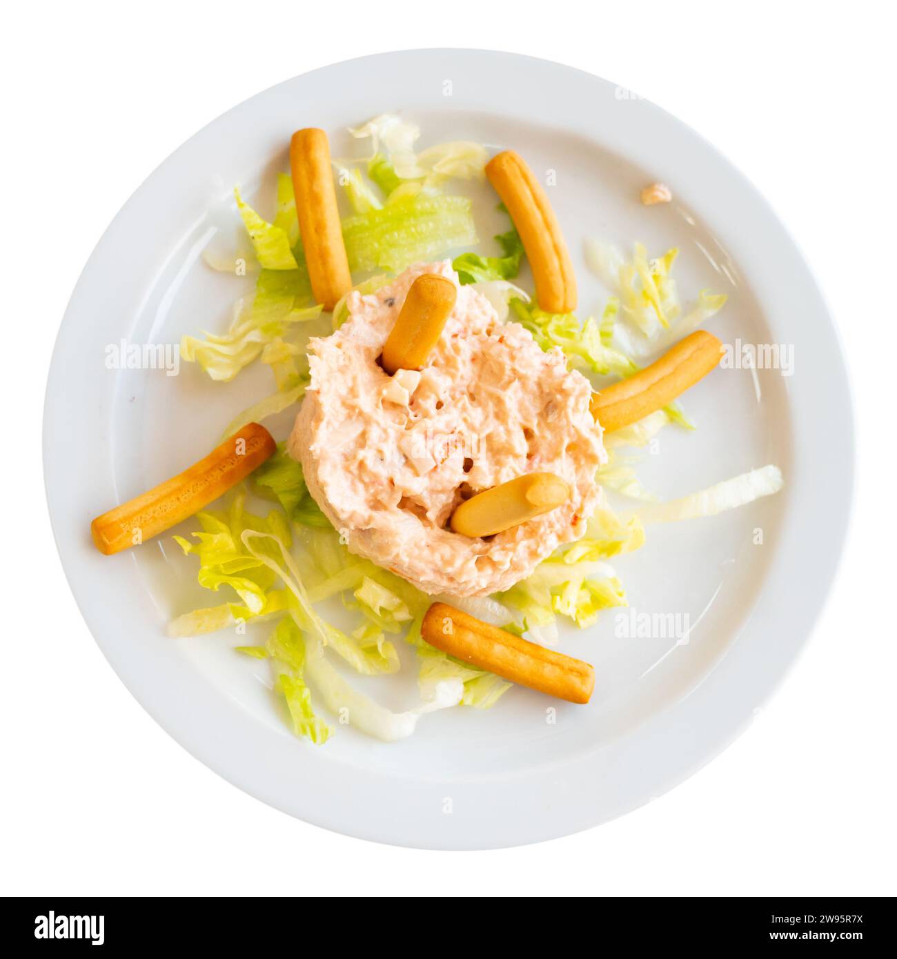 Salade de crabe avec sauce rose servie avec laitue, gressins et olives Banque D'Images