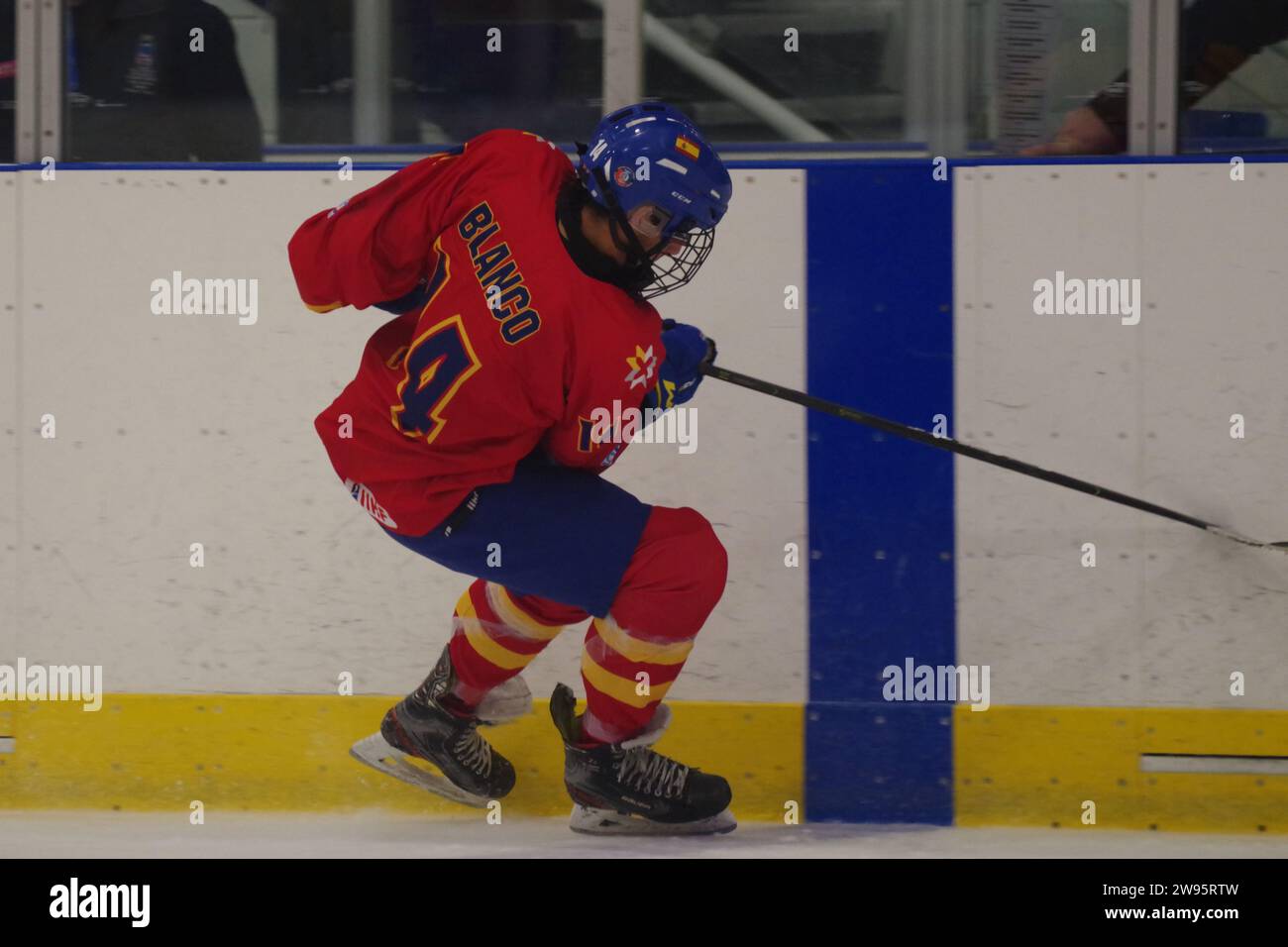 Dumfries, 14 décembre 2023. Jose Blanco joue pour l'Espagne contre la Lituanie dans un match du Championnat du monde U20 de hockey sur glace 2024 de l'IIHF, Division II, Groupe A au Dumfries Ice Bowl. Crédit : Colin Edwards Banque D'Images