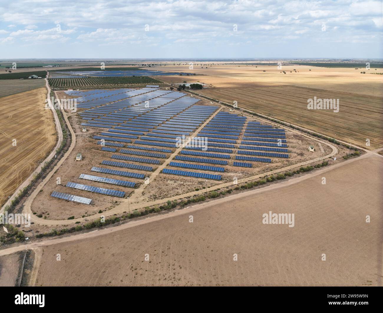 Vue drone d'une grande centrale de panneaux solaires pour créer de l'énergie électrique propre au milieu de grandes zones agricoles en Espagne. Champ de centrales photovoltaïques Banque D'Images