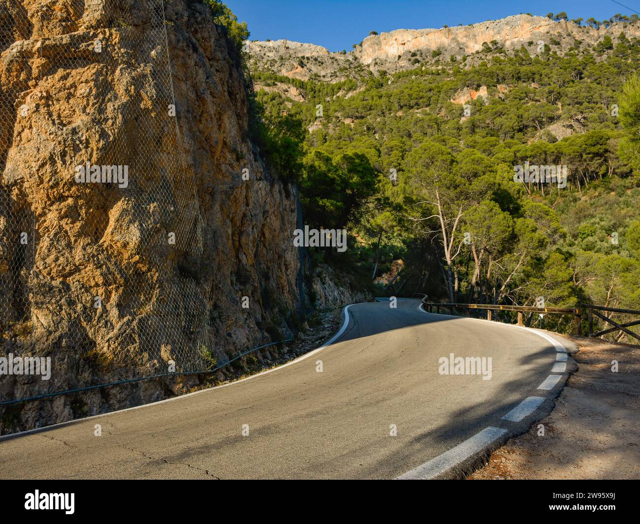 Route de montagne courbe dans la Sierra de Cazorla y Segura Banque D'Images