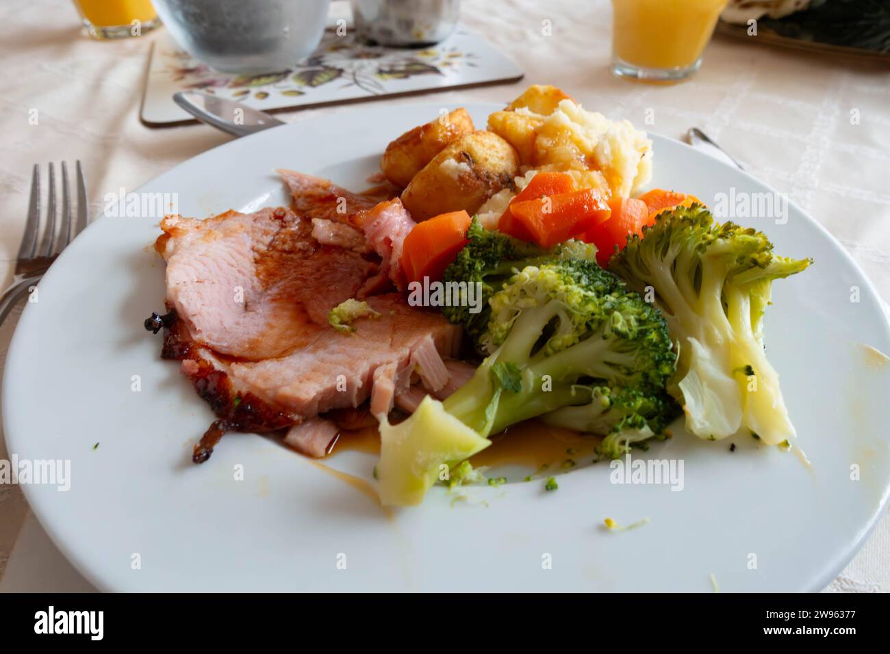 Un dîner de gammon rôti maison avec pommes de terre, brocoli et carottes Banque D'Images