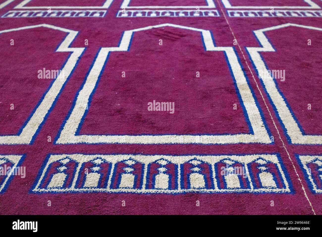 Tapis de prière violet pr tapis de prière dans une mosquée, Assouan, Egypte, Afrique du Nord Banque D'Images