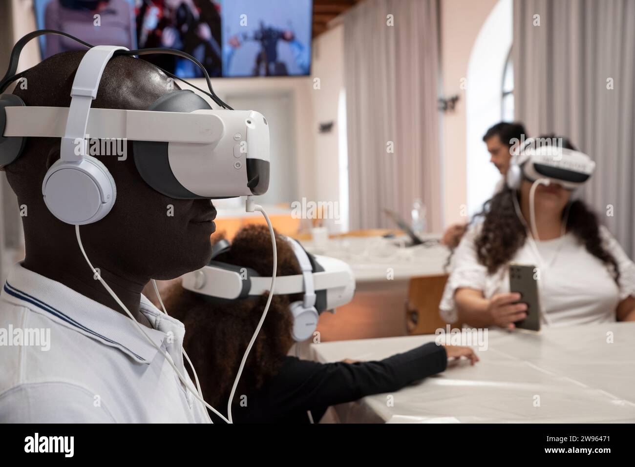 Groupe de personnes expérimente l'équipement de réalité virtuelle VR. Banque D'Images