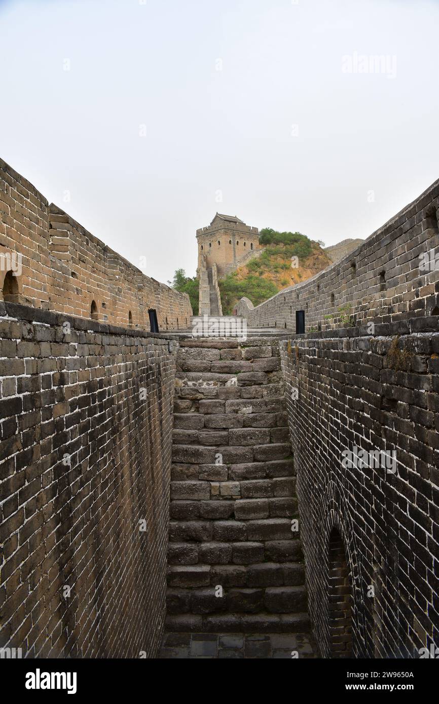 Escalier en pierre longeant la partie supérieure de la Grande Muraille de Chine dans la zone touristique de la Grande Muraille de Jinshanling Banque D'Images