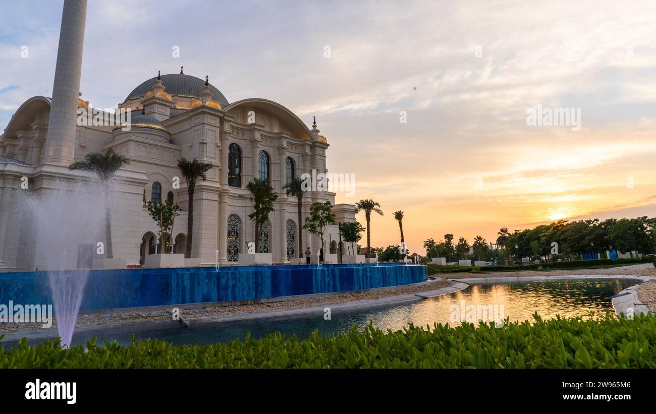 Pearl,Doha, Qatar- décembre 12 2023 : la mosquée Hamad bin Jassim nouvellement ouverte | l'île des perles Banque D'Images