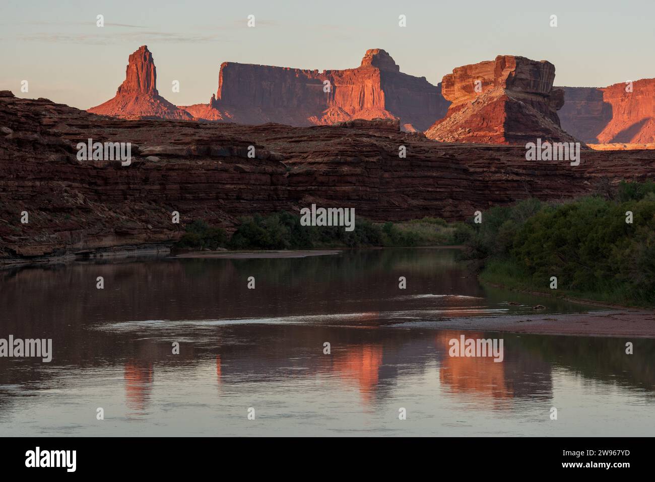 Lueur de coucher de soleil sur Island in the Sky, parc national de Canyonlands, Utah. Banque D'Images