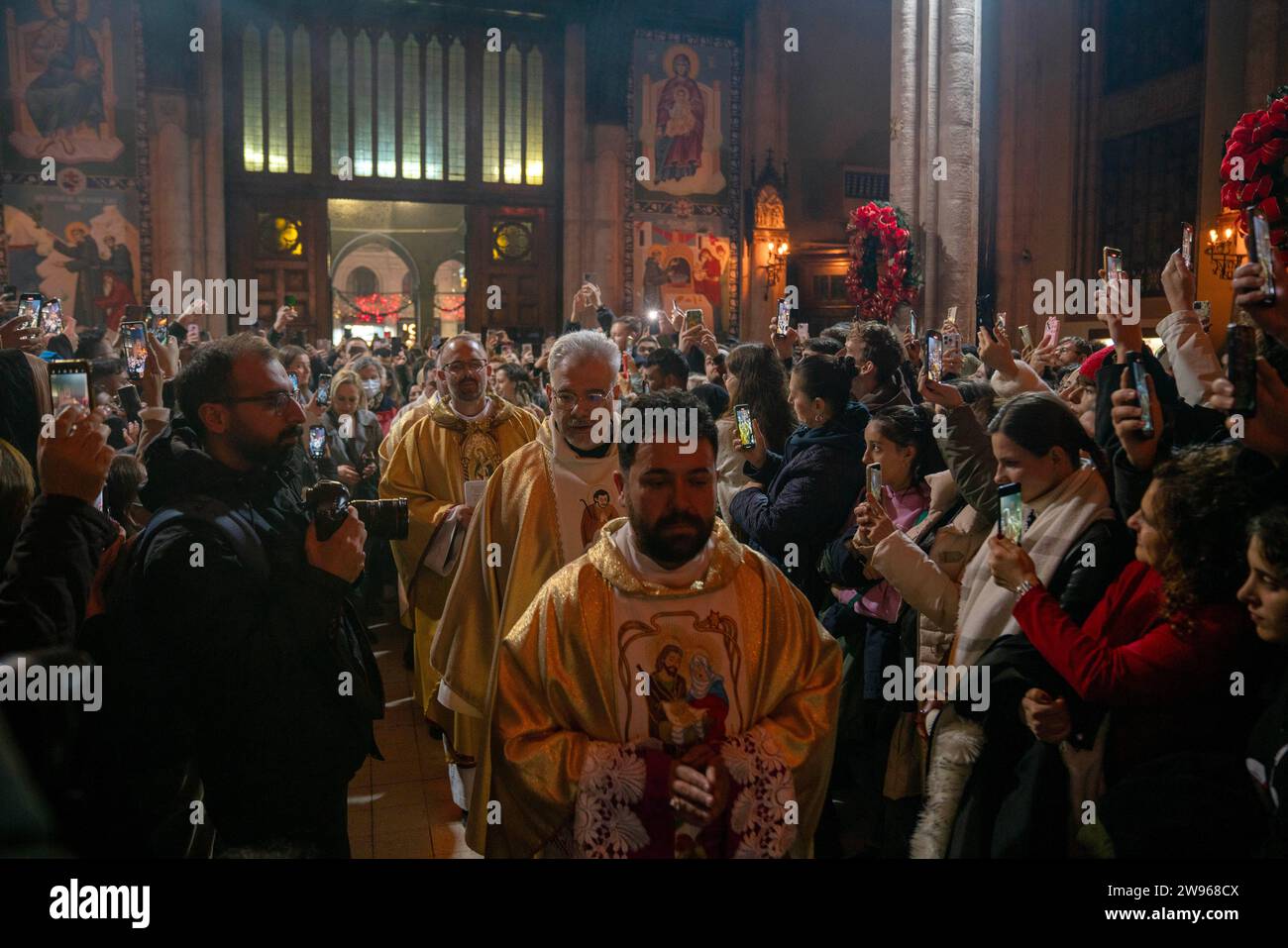 Beyoglu, Istanbul, Turquie. 24 décembre 2023. La messe de Noël a eu lieu à l'église catholique Antuan envoyée. Pendant le service, la naissance de Jésus a été dépeinte et des passages de la Bible ont été lus. Sent Antuan Church est l'église catholique avec la plus grande congregationÂ inÂ Istanbul. (Image de crédit : © Tolga Uluturk/ZUMA Press Wire) USAGE ÉDITORIAL SEULEMENT! Non destiné à UN USAGE commercial ! Banque D'Images