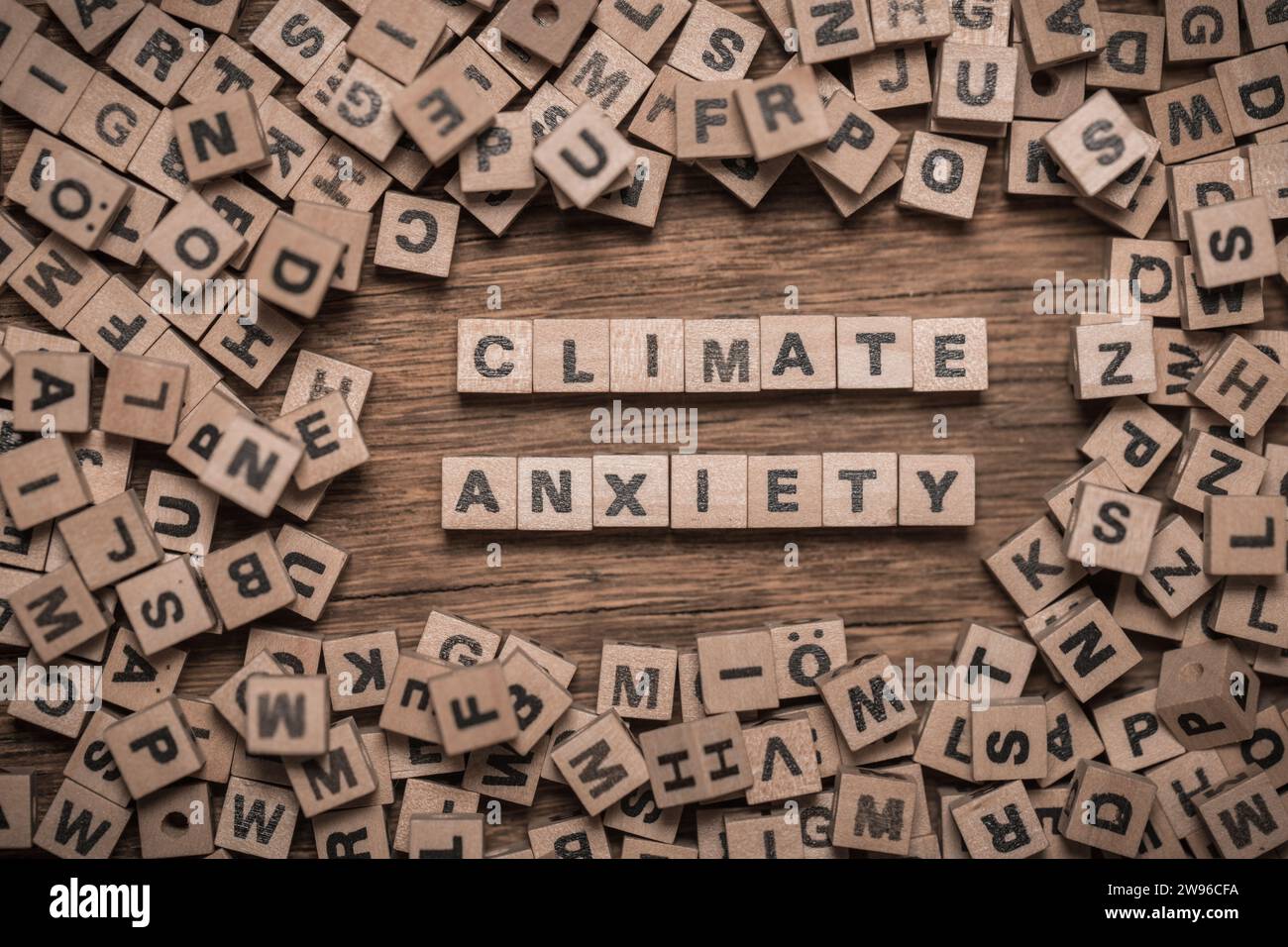 Symbole de panique climatique, mots anxiété climatique faits de lettres éparses. Slogan conceptuel, peur du changement climatique Banque D'Images