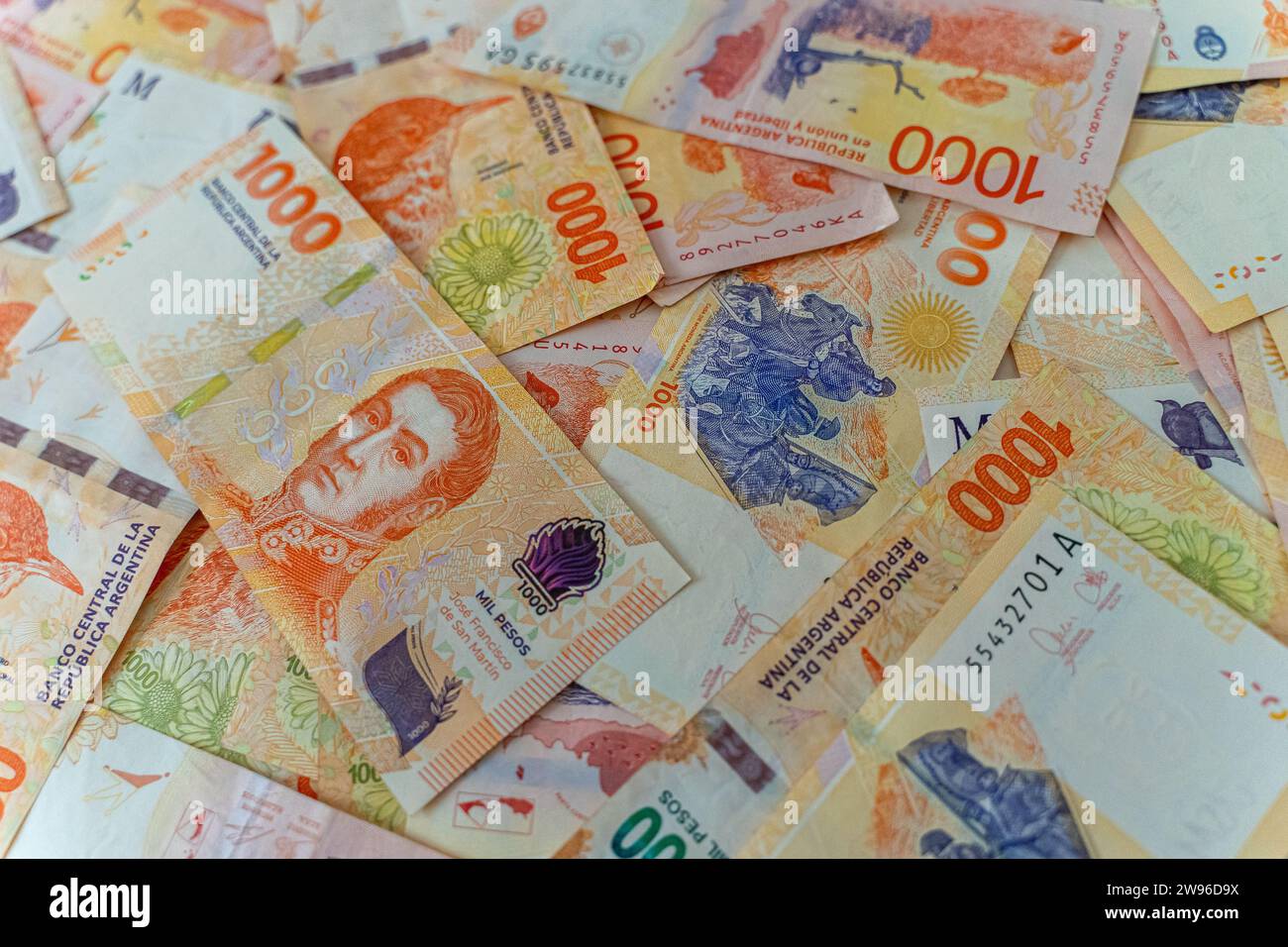 Vue rapprochée des billets de peso argentins, monnaie Argentine, inflation Argentine Banque D'Images